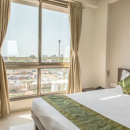 Hotel Treebo Trend Shrimad Residency Ahmadabad Zewnętrze zdjęcie